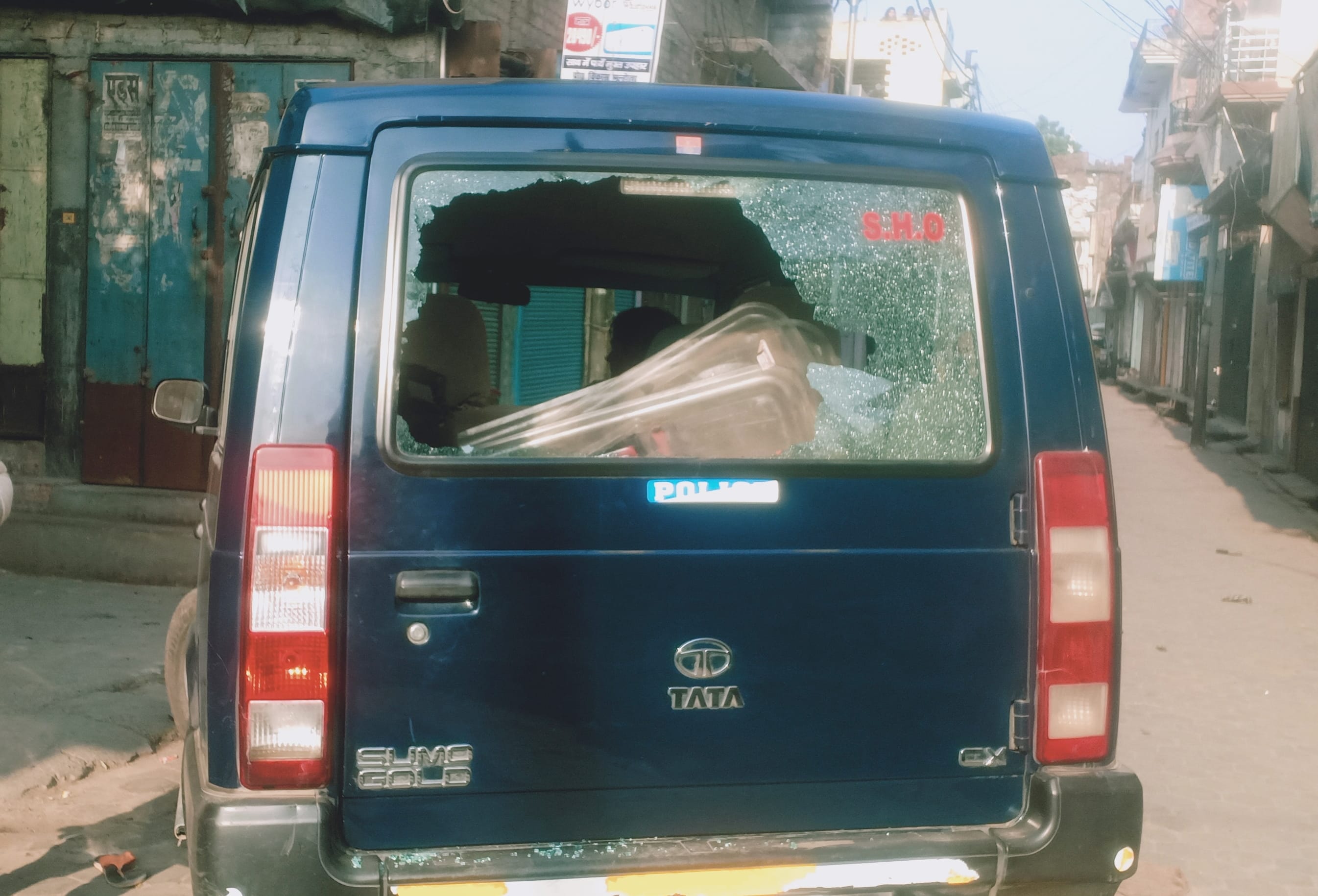 नगीना में मुस्लिमों द्वारा तोड़ी पुलिस की गाड़ी। नगीना में मुस्लिमों द्वारा तोड़ी पुलिस की गाड़ी।