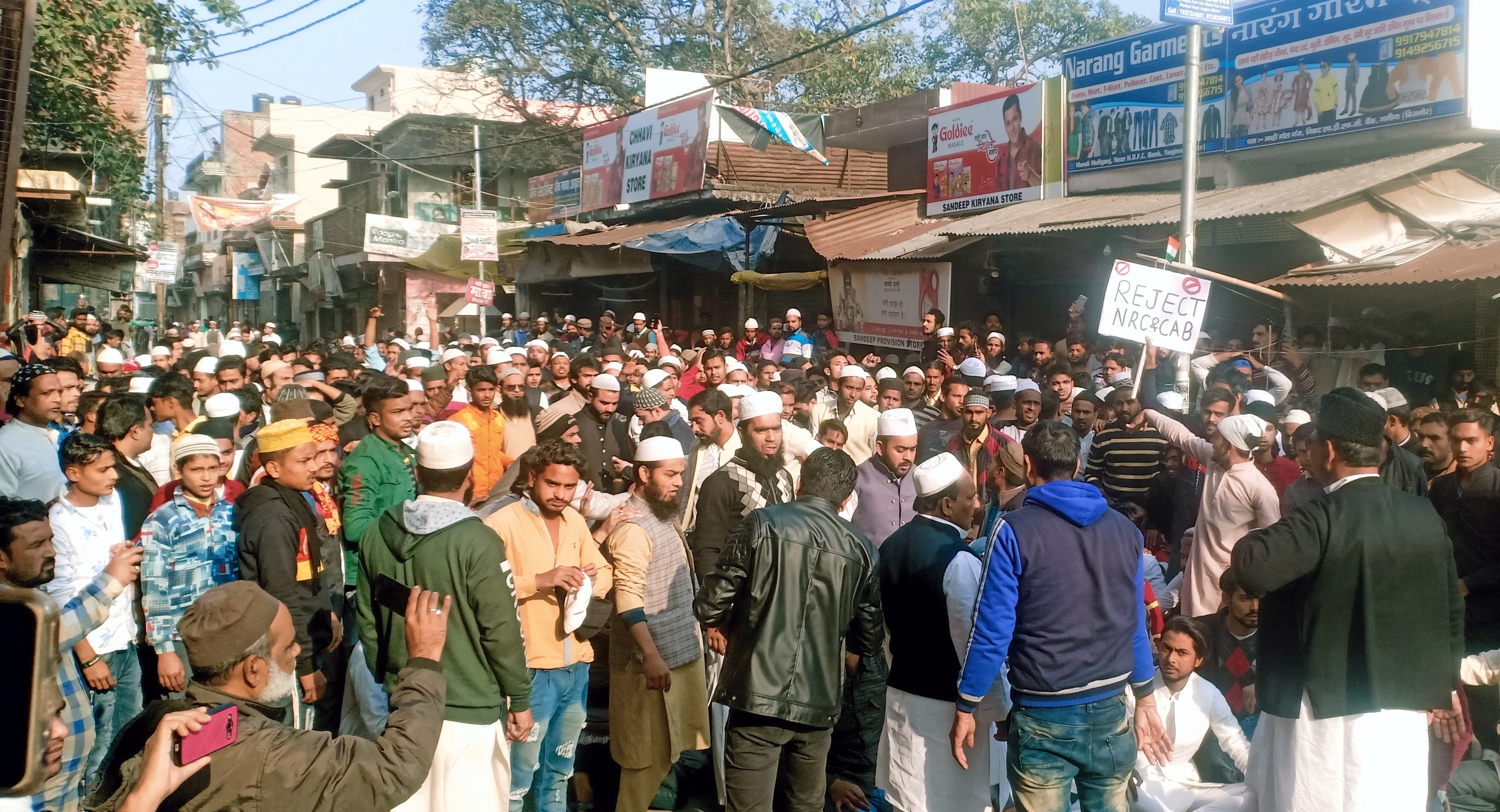 नगीना में प्रदर्शन में मुस्लिम समुदाय के लोग। नगीना में प्रदर्शन में मुस्लिम समुदाय के लोग।