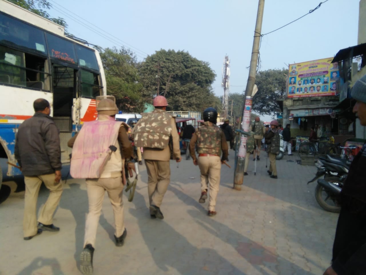 धामपुर-नगीना चौराहे पर लाठी फटकार प्रदर्शकारियों को खदेड़ती पुलिस। धामपुर-नगीना चौराहे पर लाठी फटकार प्रदर्शकारियों को खदेड़ती पुलिस।