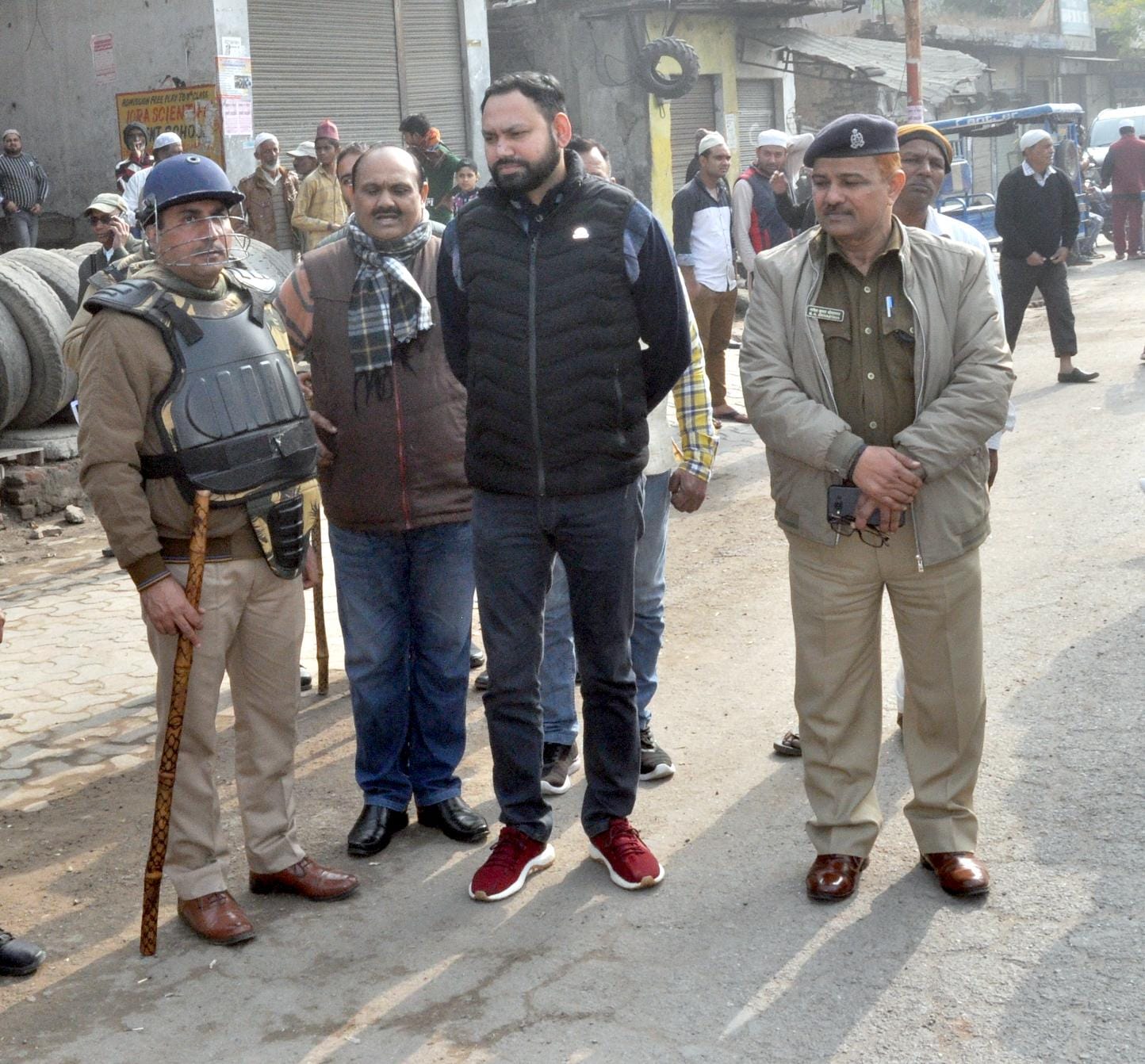 शामली दिल्ली रोड पर मदरसे के सामने तैनात एडीएम व एएसपी व पुलिसकर्मी शामली दिल्ली रोड पर मदरसे के सामने तैनात एडीएम व एएसपी व पुलिसकर्मी