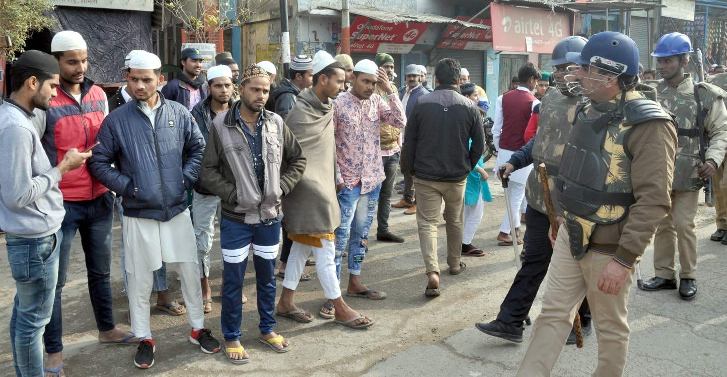 शामली दिल्ली रोड खडे मुस्लिम युवको को समझाते सीओ व एसडीएम शामली दिल्ली रोड खडे मुस्लिम युवको को समझाते सीओ व एसडीएम