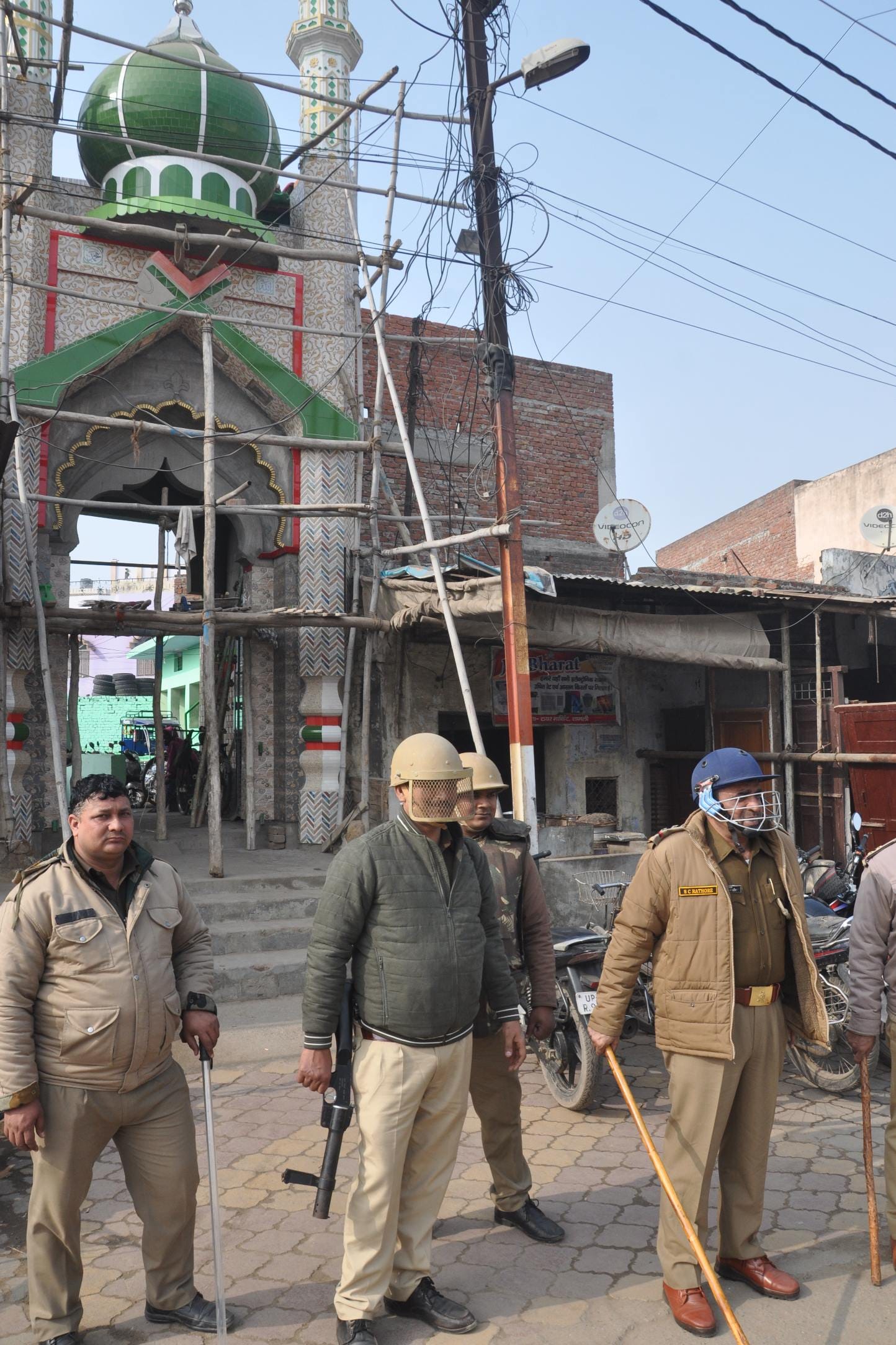 शामली दिल्ली रोड पर मदरसे के सामने तैनात पुलिसकर्मी शामली दिल्ली रोड पर मदरसे के सामने तैनात पुलिसकर्मी
