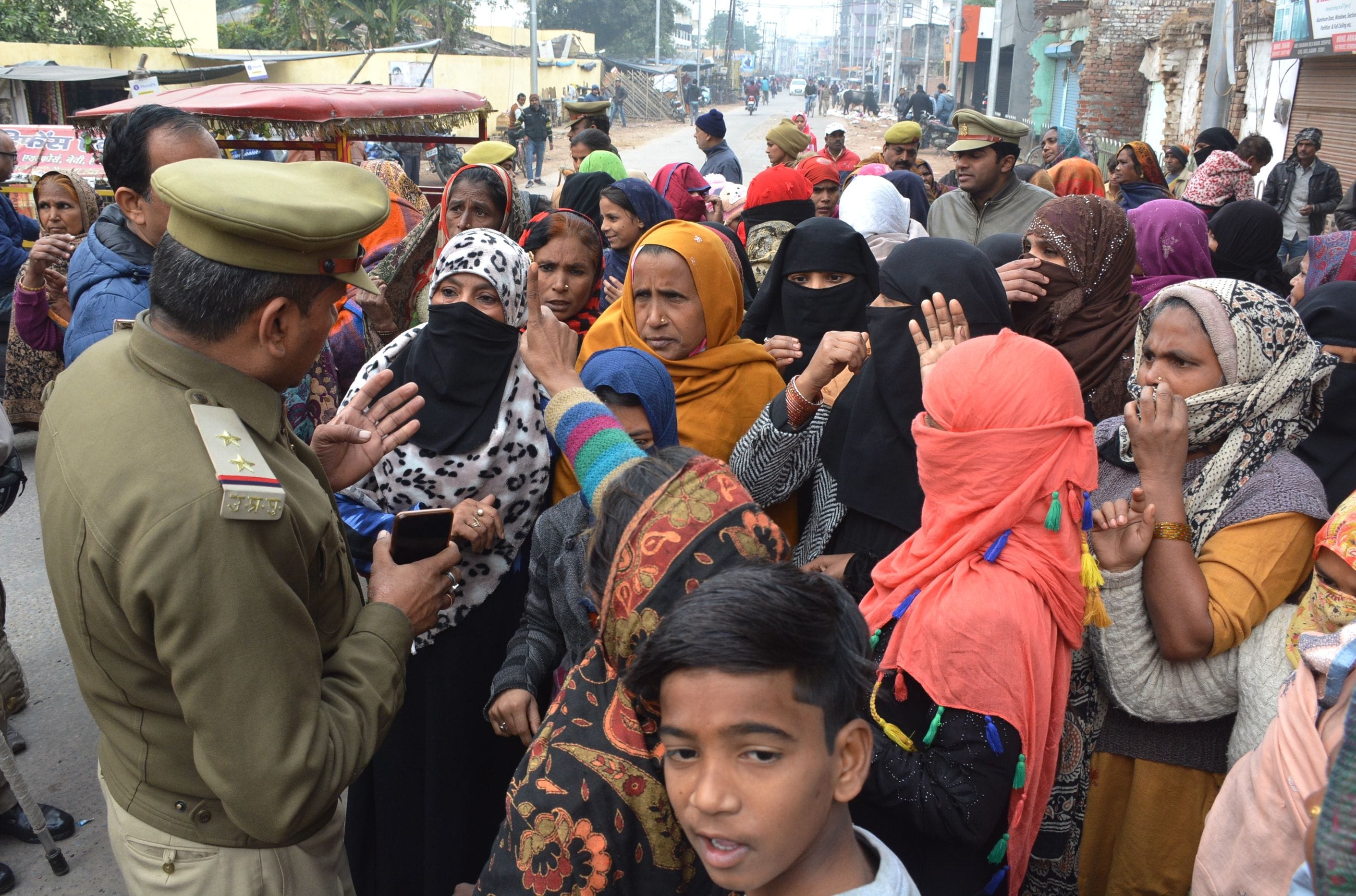 केला चौराहे पर नागरिकता संशोधन कानून के विरोध करती महिलाओं को रोकते दरोगा।