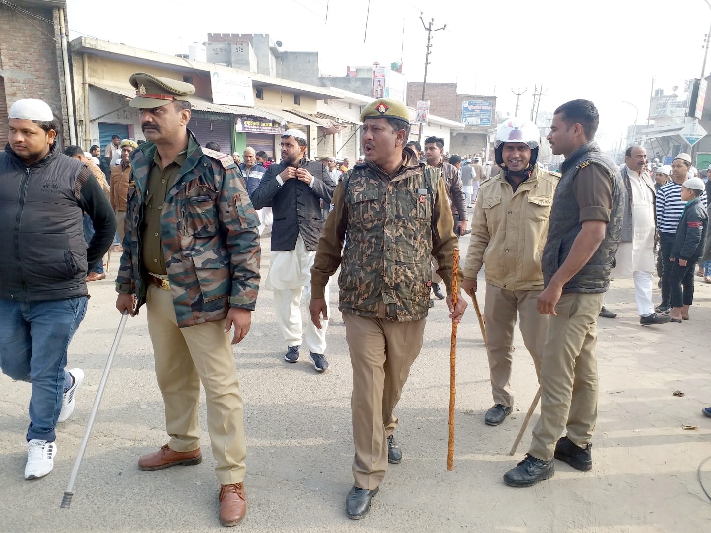 झिंझाना में भीड को खदेडते पुलिसकर्मी झिंझाना में भीड को खदेडते पुलिसकर्मी