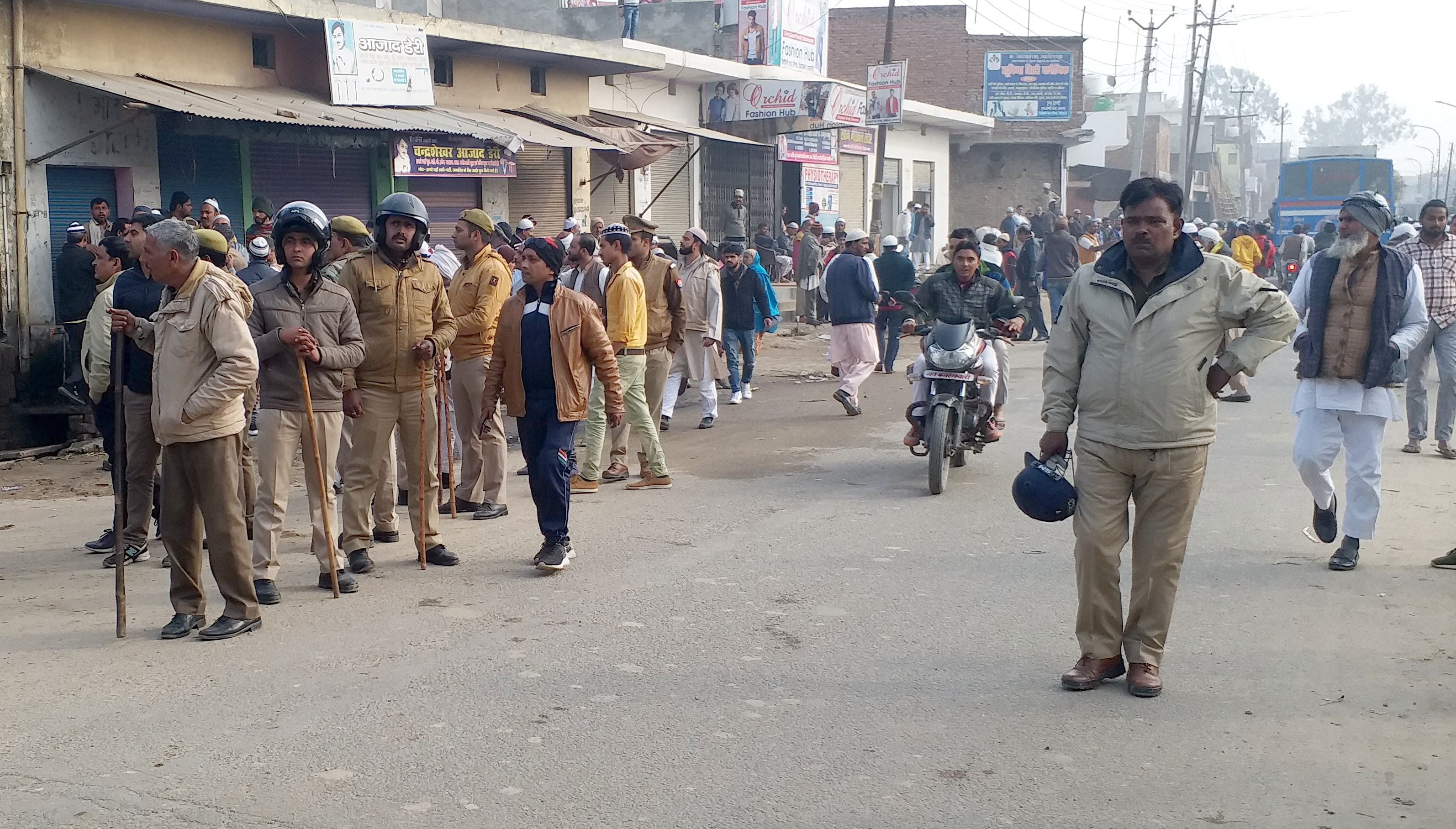 झिंझाना में भीड को खदेडते पुलिसकर्मी झिंझाना में भीड को खदेडते पुलिसकर्मी