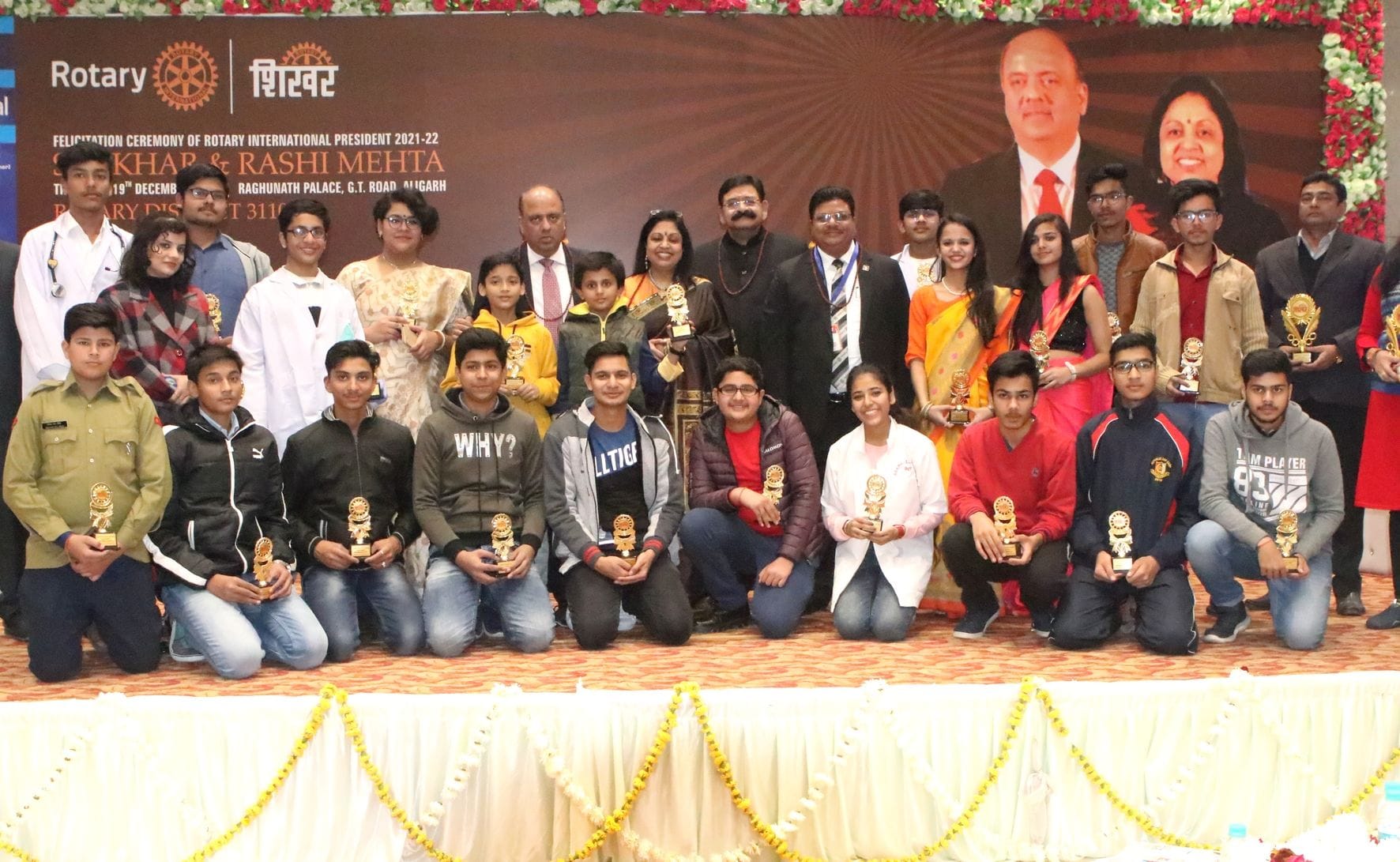 रोटरी क्लब इंटरनेशनल द्वारा आयोजित कार्यक्रम शिखर में प्रतिभागी बच्चों को पुरूस्कृत करते रोटर? रोटरी क्लब इंटरनेशनल द्वारा आयोजित कार्यक्रम शिखर में प्रतिभागी बच्चों को पुरूस्कृत करते रोटर?