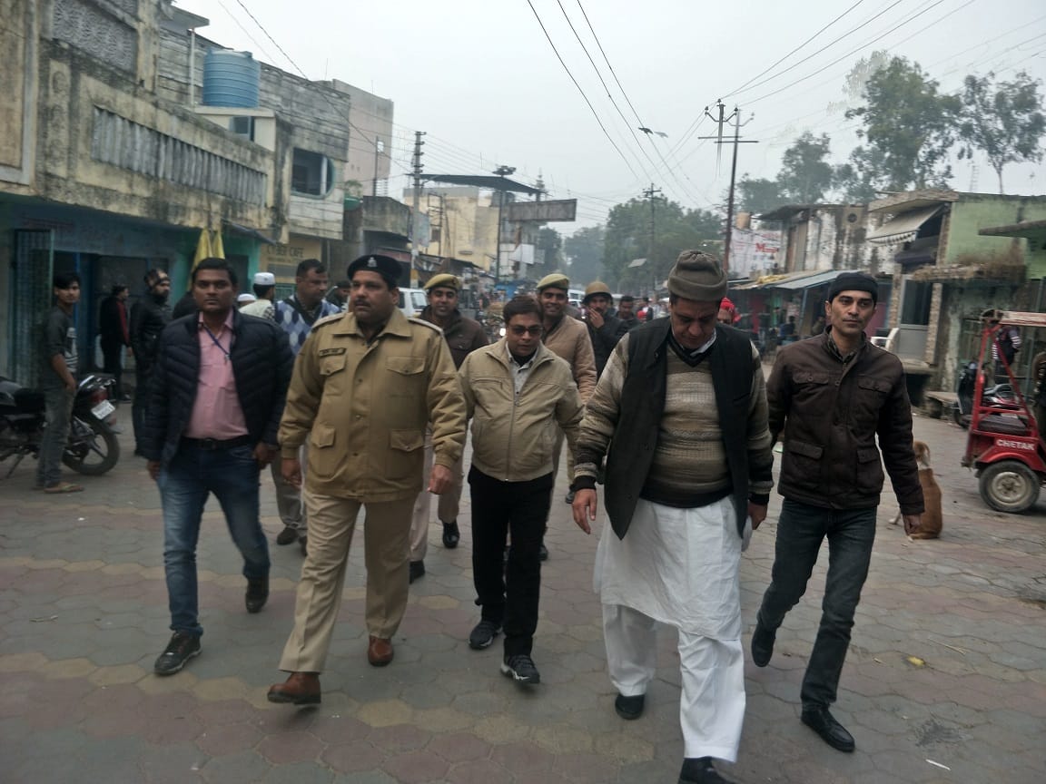 शुक्रवार को गंगोह के मेटाडोर स्टैंड पर सीओ अजेय शर्मा और एसडीएम शिवकुमार नारायण शुक्रवार को गंगोह के मेटाडोर स्टैंड पर सीओ अजेय शर्मा और एसडीएम शिवकुमार नारायण