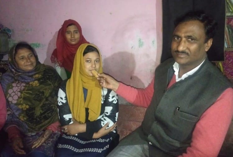मां ने चूड़ियां बेचकर बेटी को पढ़ाया, मेहनत रंग लाई और बेटी बनी जज अकमल अंसारी