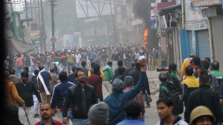 सिटी सेंटर के पास देना बैंक के बाहर जलते वाहनों से उठता धुंआ और आमने-सामने आए दोनों वर्गों के लोग।