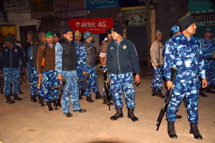 रात में कच्ची सड़क पर सर्च ऑपरेशन में जुटे आरएएफ के जवान।