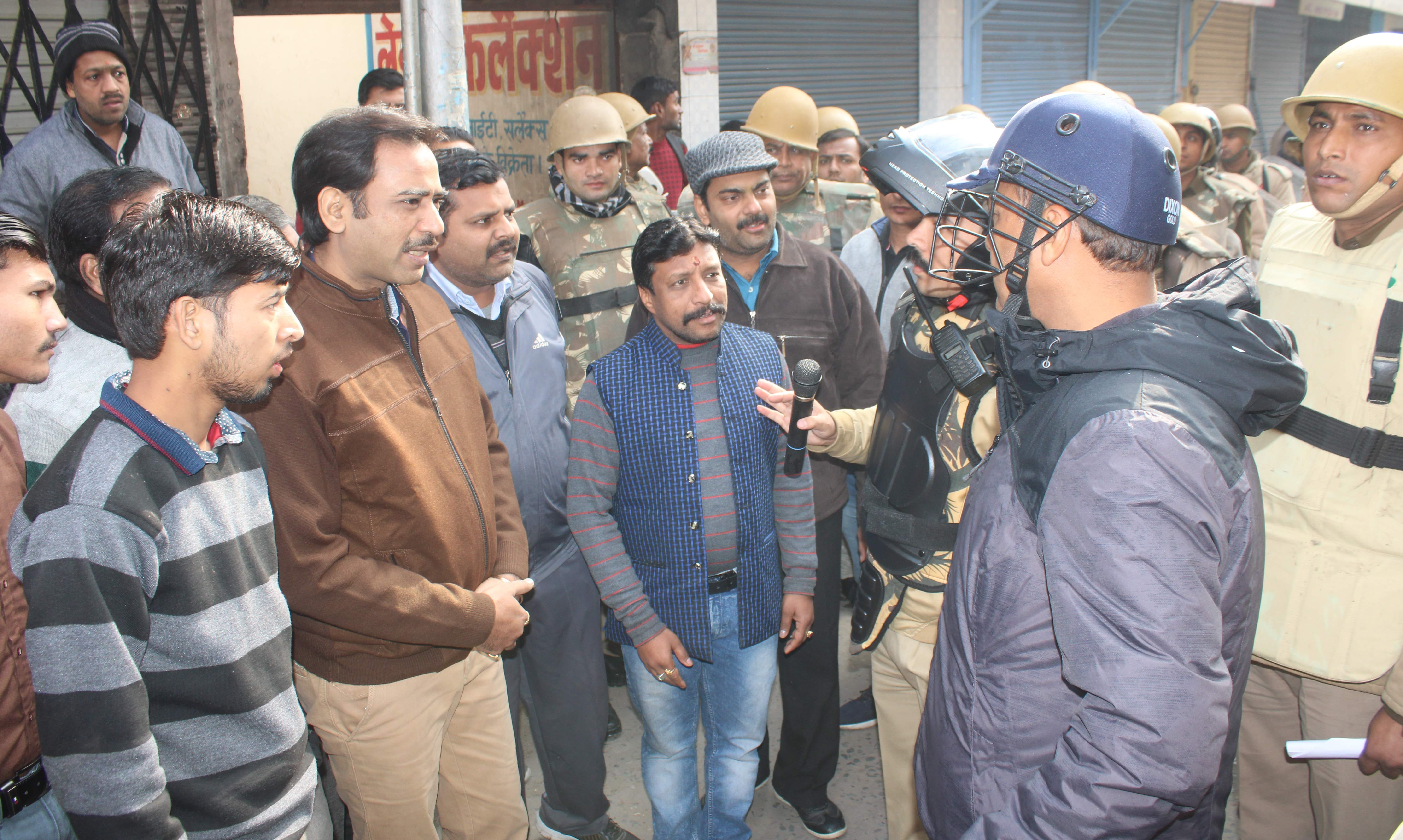 अमरोहा के सराफा बाजार में व्यापारियों से दुकान खोलने की अपील करते डीएम और एसपी।