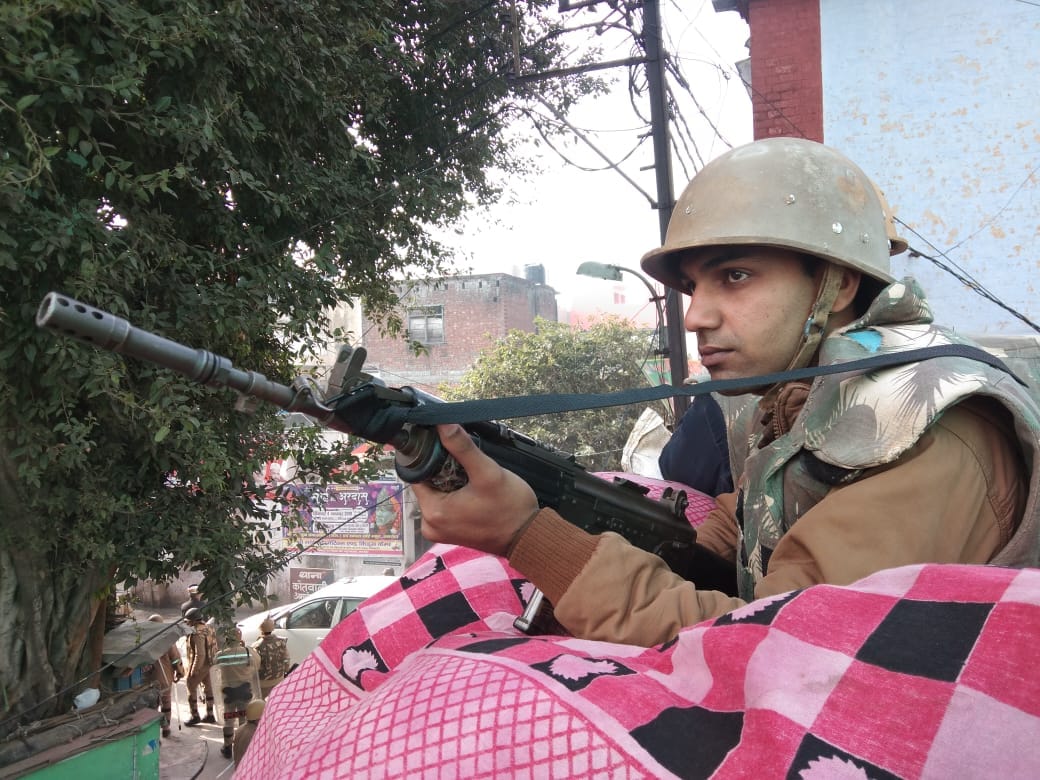 अमरोहा में बवाल के बाद शनिवार को सुरक्षा के लिहाज से कोतवाली की छत पर मुस्तैद पुलिस कर्मी।