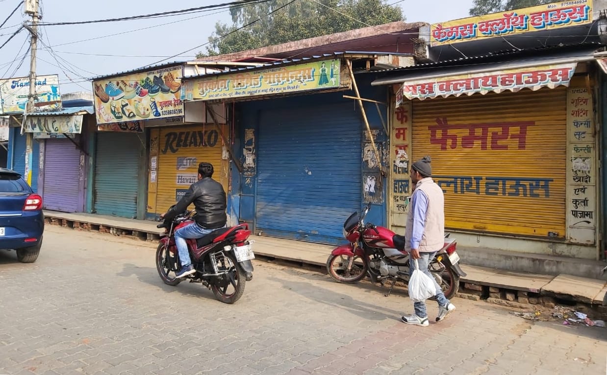 नूरपुर में बंद पड़ा बाजार। नूरपुर में बंद पड़ा बाजार।