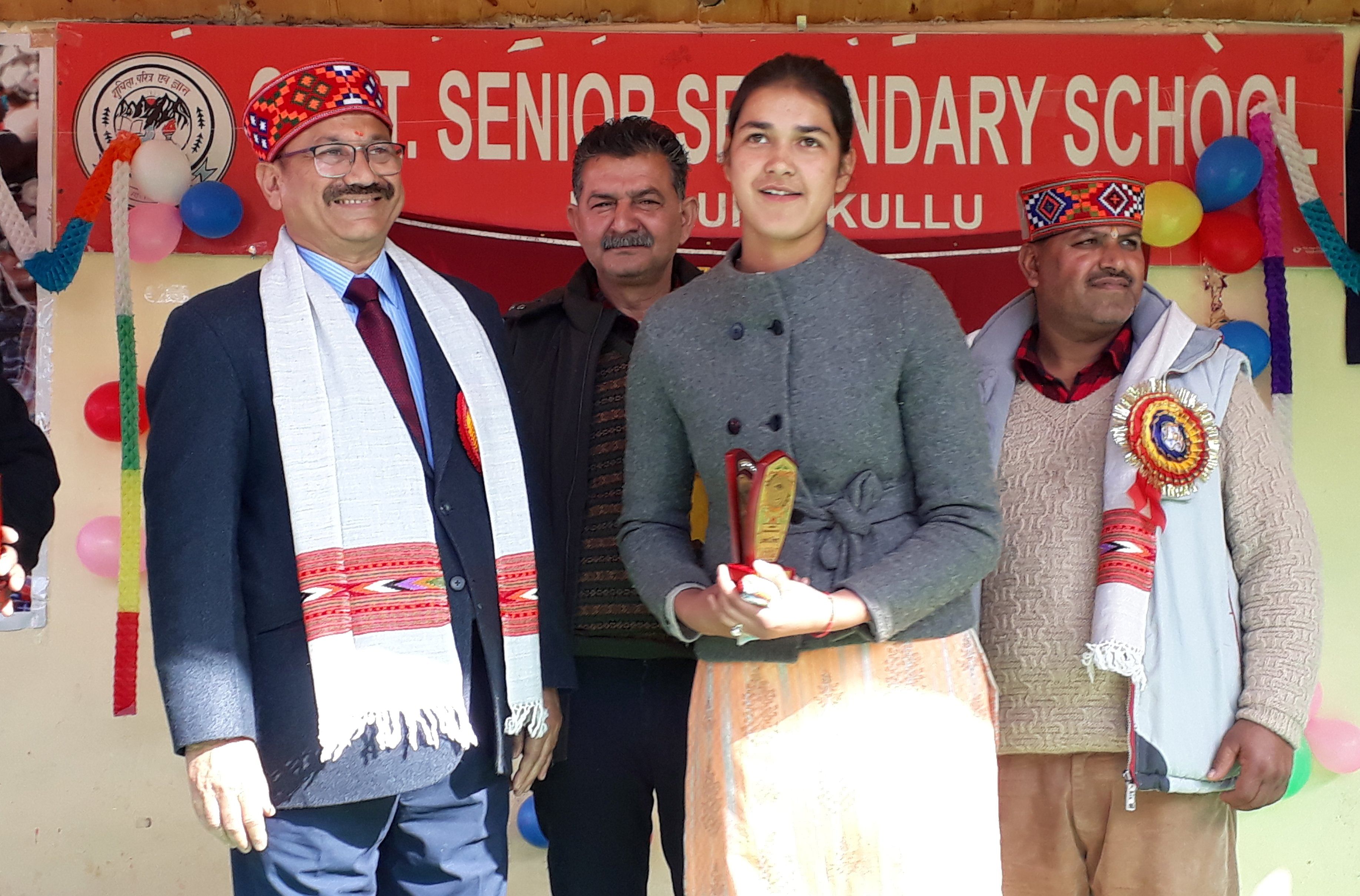 बजौरा स्कूल में वार्षिक समारोह में मेधावी छात्रा को पुरस्कृत करते मुख्य अतिथि। बजौरा स्कूल में वार्षिक समारोह में मेधावी छात्रा को पुरस्कृत करते मुख्य अतिथि।