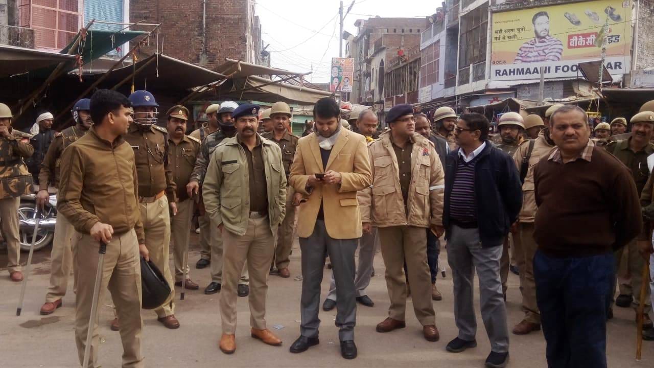 नगर की सड़कों पर मार्च करते डीएम, एसपी के साथ एडीएम, एएसपी, एसडीएम, व सीओ। नगर की सड़कों पर मार्च करते डीएम, एसपी के साथ एडीएम, एएसपी, एसडीएम, व सीओ।