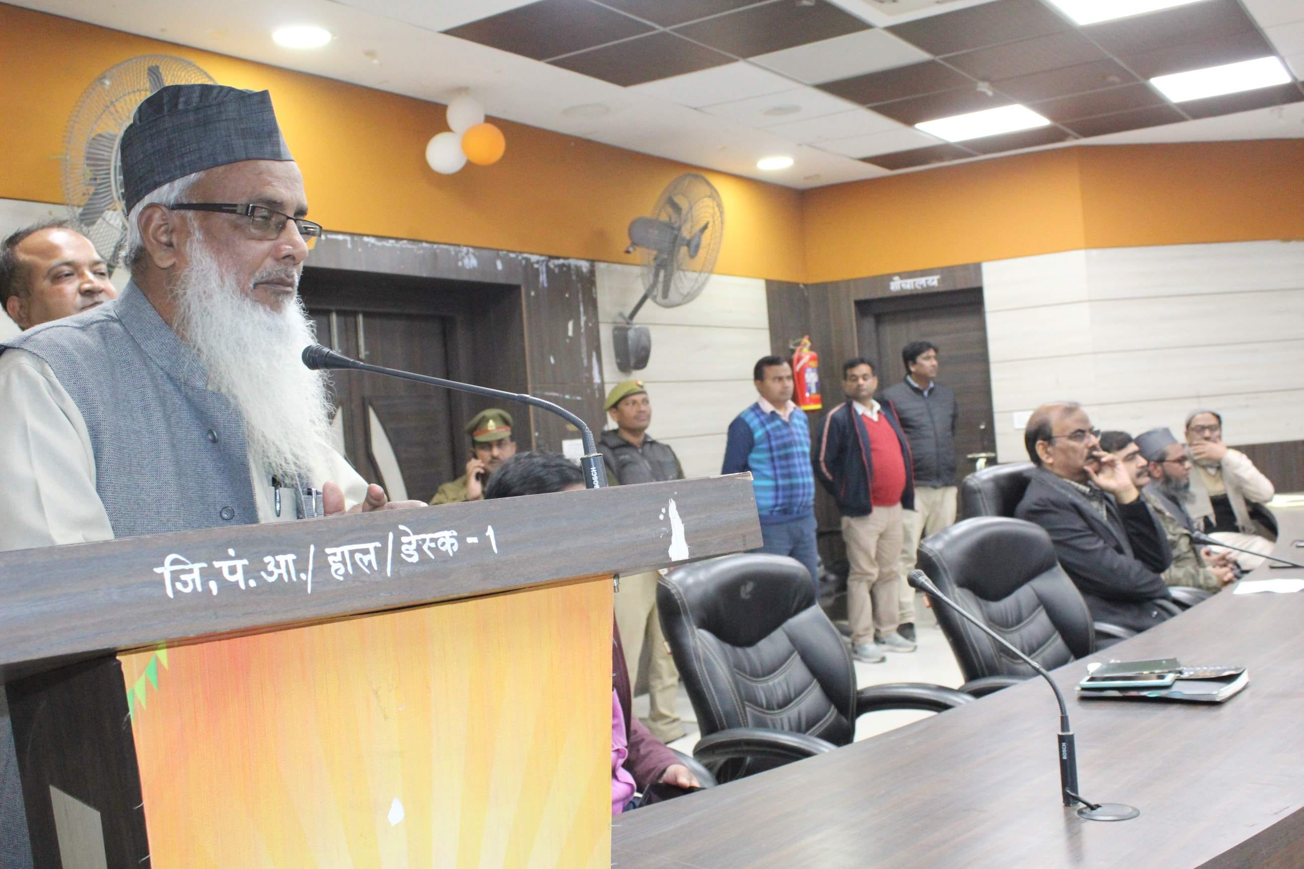 नेहरू हाल में आयोजित धर्मगुरुओं की मीटिंग को संबोधित करते ताहिर मदनी। नेहरू हाल में आयोजित धर्मगुरुओं की मीटिंग को संबोधित करते ताहिर मदनी।