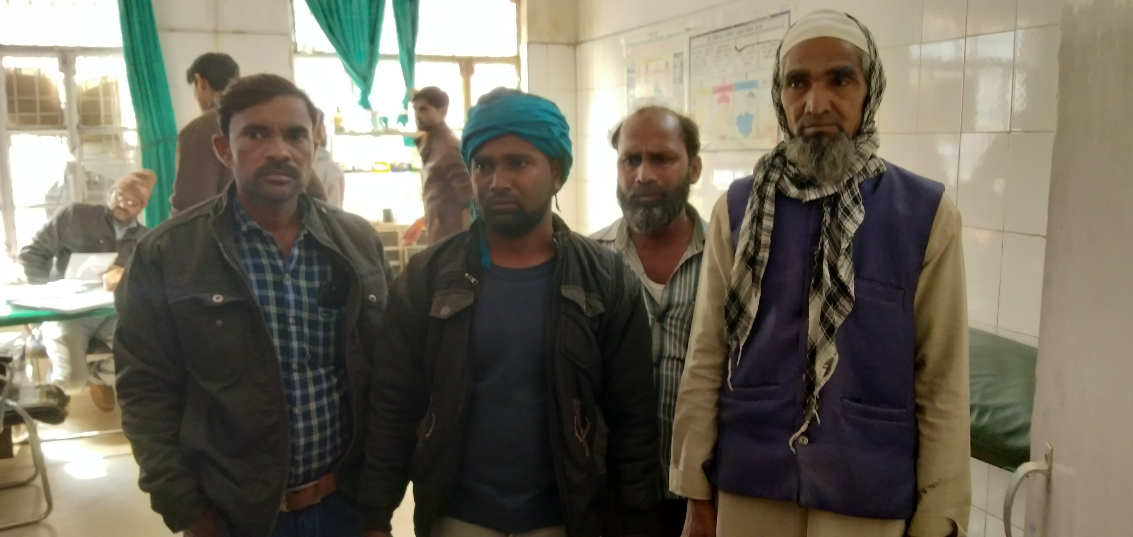 जिला अस्पताल में मृतक नफीसा के परिजन खड़े