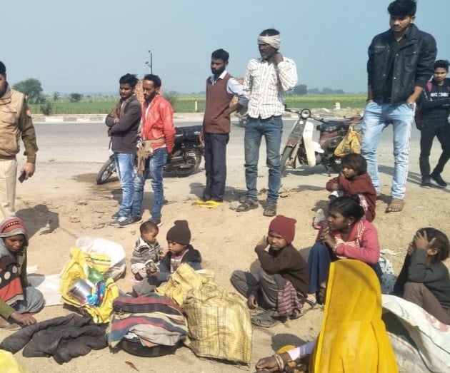 घटनास्थल पर बैठे मजदूर