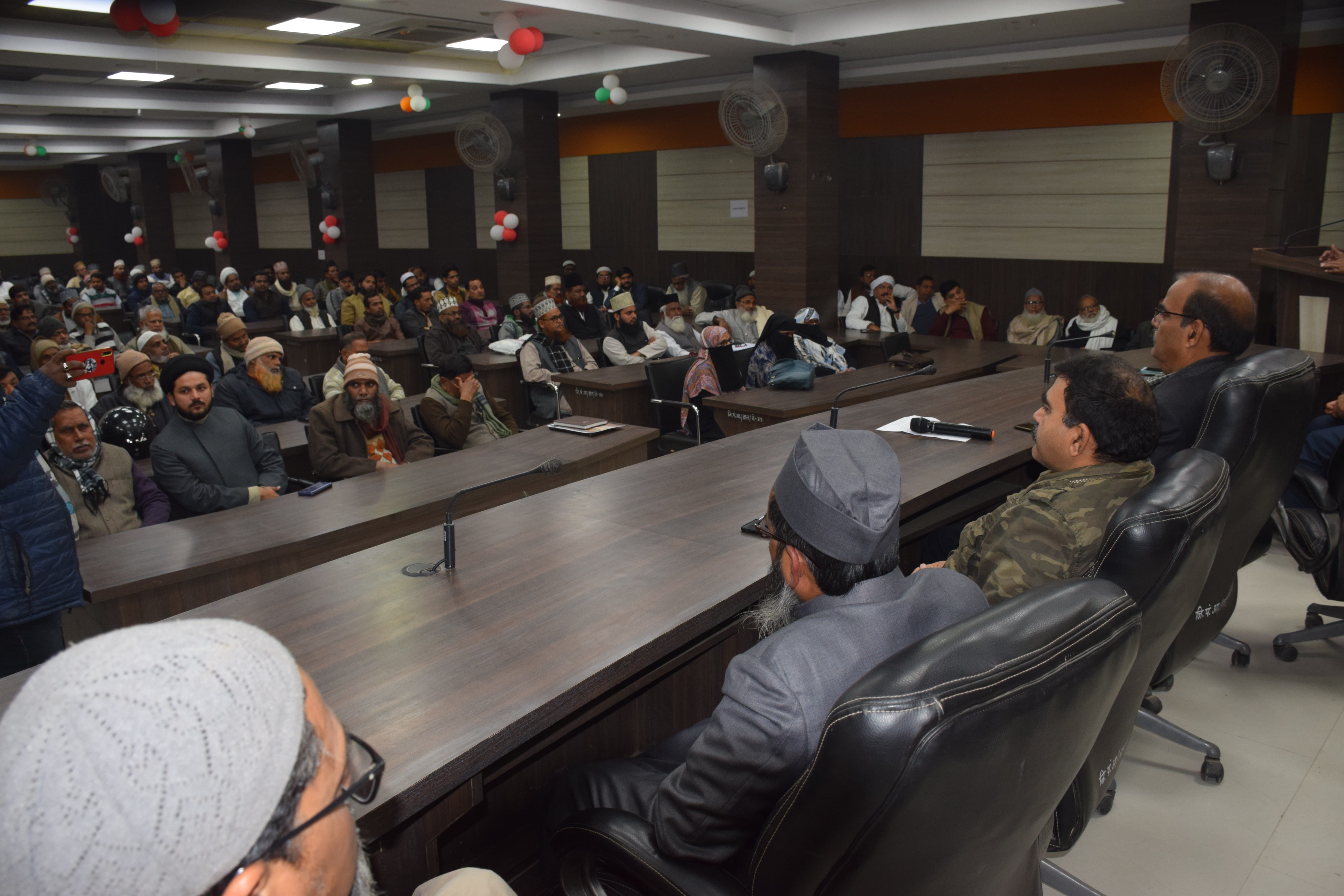 नेहरू हाल में धर्मगुरुओं की आयोजित बैठक के संबोधित करते डीएम एनपी सिंह। नेहरू हाल में धर्मगुरुओं की आयोजित बैठक के संबोधित करते डीएम एनपी सिंह।