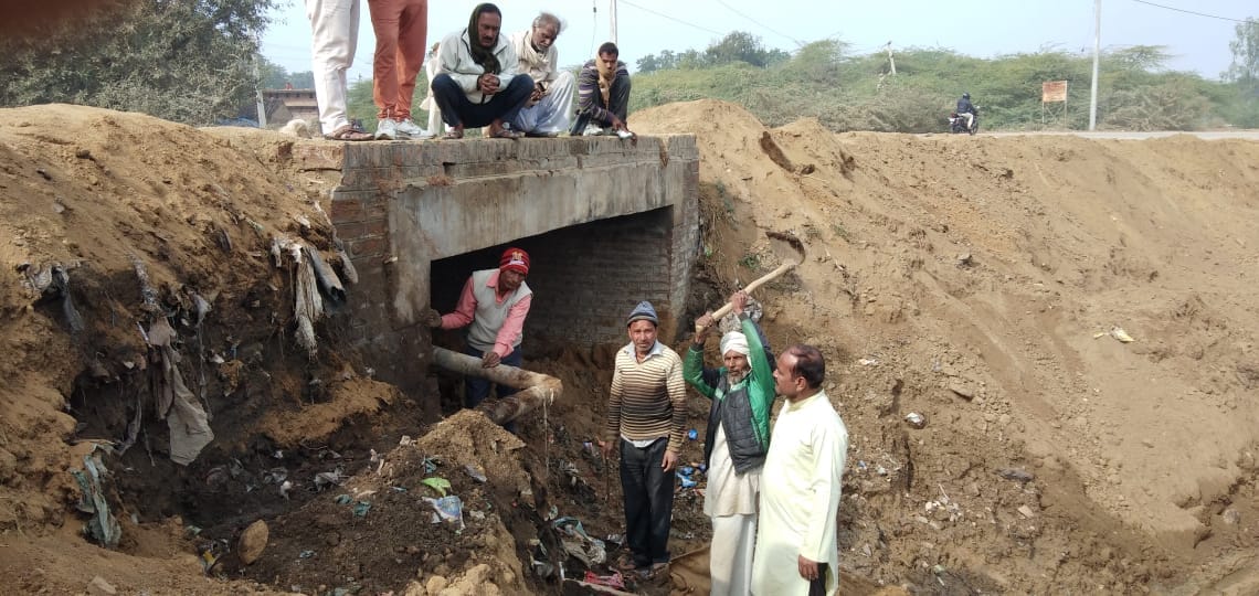 क्षतिग्रस्त लाइन जोड़ते जल संस्थान कर्मी।