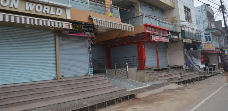 अस्पताल चौराहा पर बंद पडी मार्किट।