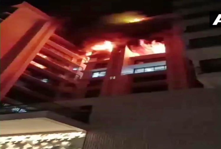 विले पार्ले मुंबई की एक इमारत में लगी भीषण आग 1 Fire In Mumbai