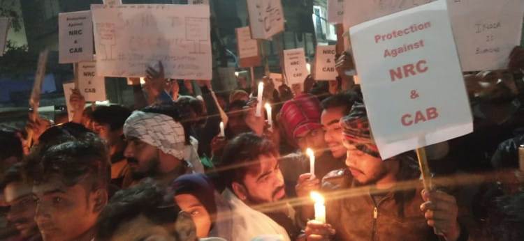 मोहल्ला बड़जियाउलहक पर कैंडल मार्च निकालते लोग