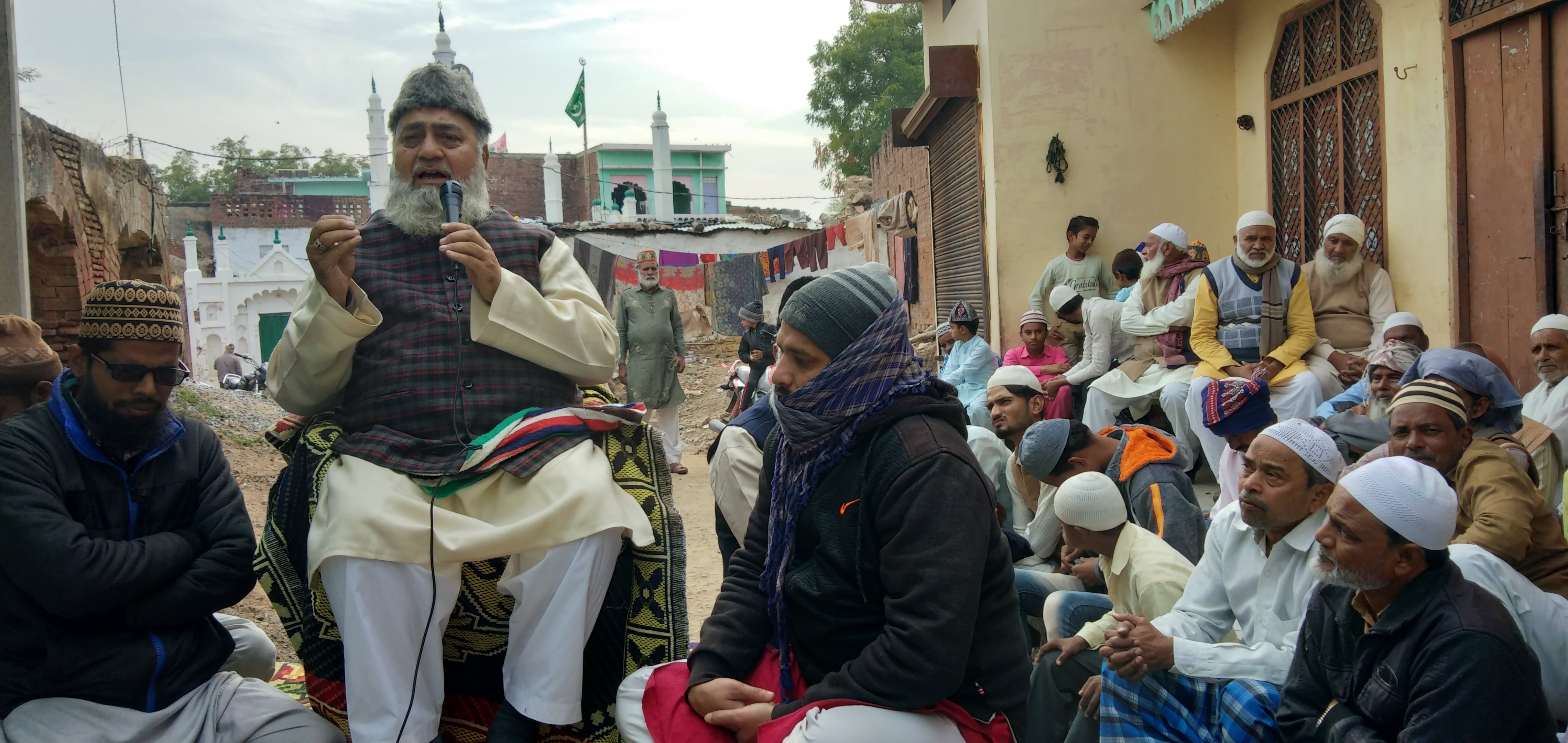 तकरीर करते सज्जादा नशीन मारूफ मियां