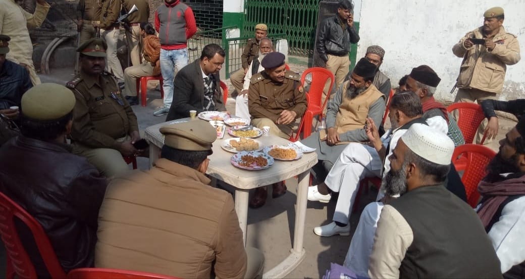 बजरिया स्थघित गणेश गंज स्कूल के सामने बैठक करते अपर पुलिस अधीक्षक व मुसलिम समुदाय के लोग