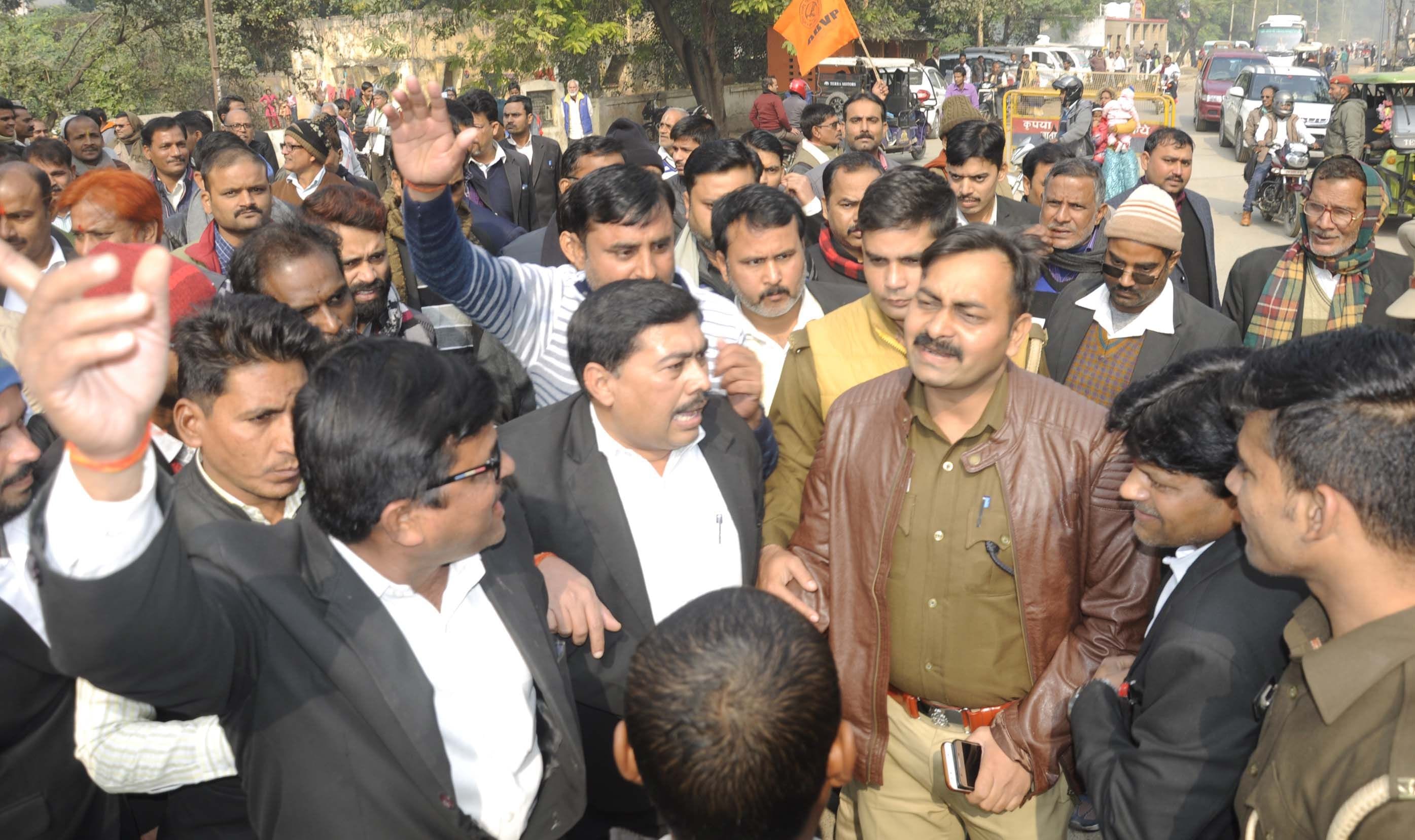नागरिकता बिल के समर्थन में जुलूस के साथ निकले अधिवक्ताओं को समझाते सीओ सिटी। नागरिकता बिल के समर्थन में जुलूस के साथ निकले अधिवक्ताओं को समझाते सीओ सिटी।