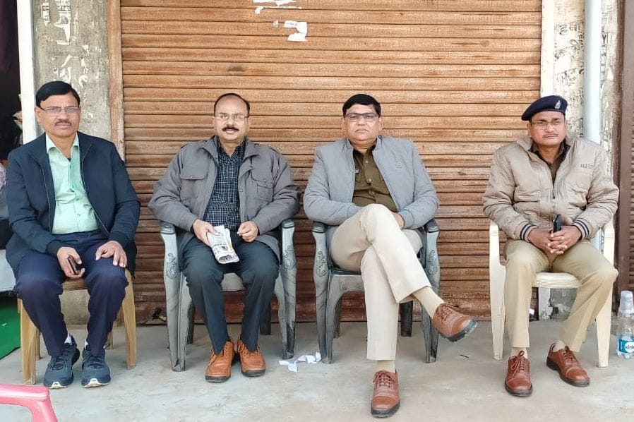 पोस्टर चिपकाए जाने की सूचना पर सांडी में मौजूद एडीएम और एएसपी पश्चिमी। संवाद न्यूज एजेंसी पोस्टर चिपकाए जाने की सूचना पर सांडी में मौजूद एडीएम और एएसपी पश्चिमी। संवाद न्यूज एजेंसी