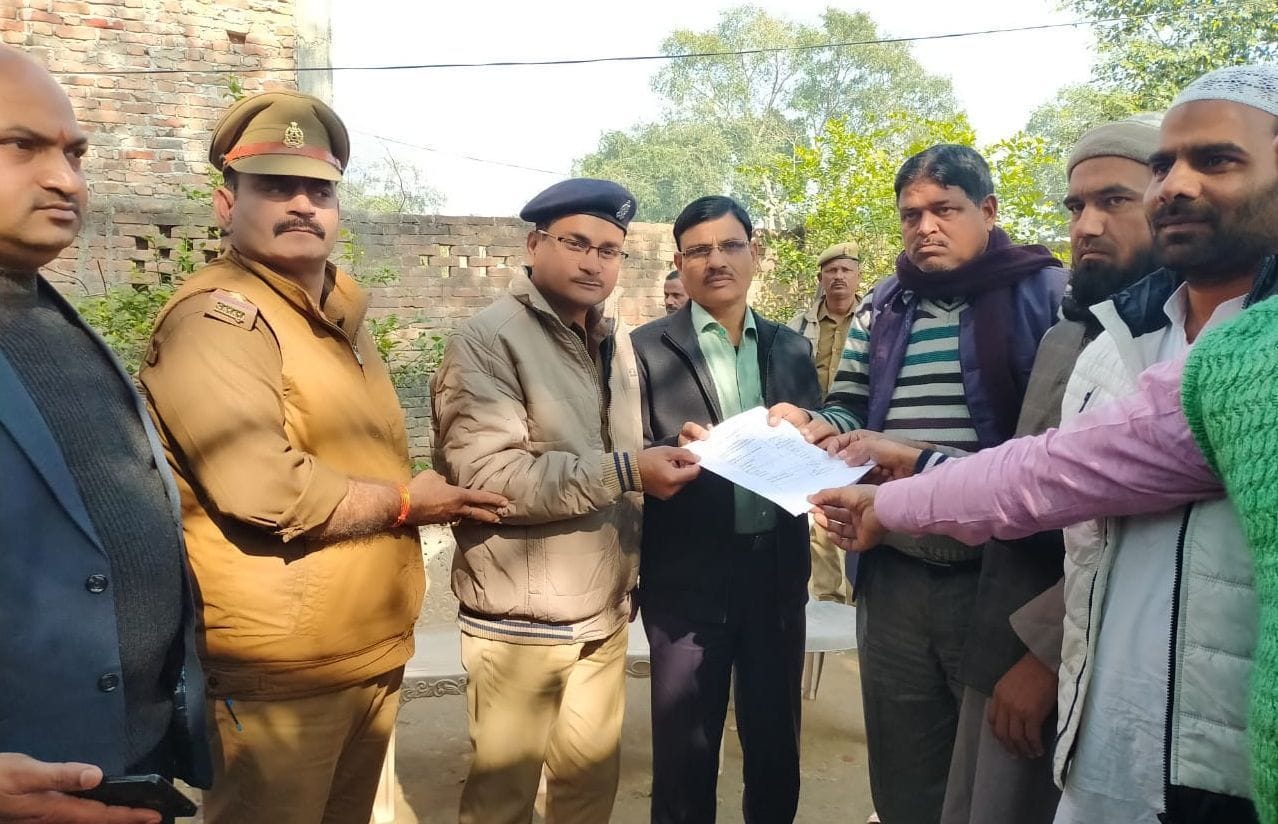 सीएए के विरोध में बिलग्राम एसडीएम को ज्ञापन देते मुस्लिम समाज के लोग। संवाद न्यूज एजेंसी सीएए के विरोध में बिलग्राम एसडीएम को ज्ञापन देते मुस्लिम समाज के लोग। संवाद न्यूज एजेंसी