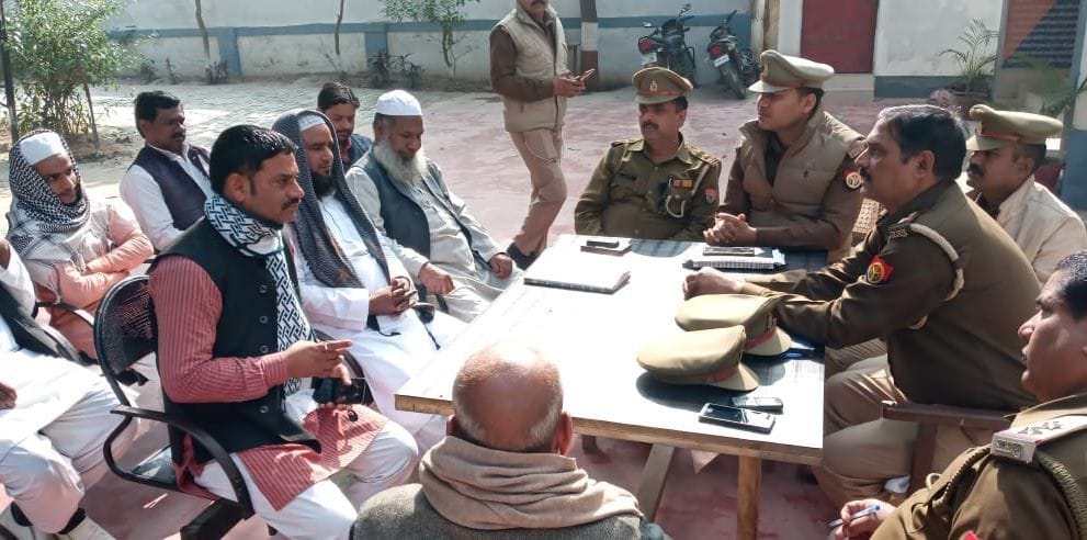 हरदोई के माधौगंज में मुस्लिम समाज प्रबुद्ध जनों के साथ बैठक करती पुलिस। संवाद न्यूज एजेंसी