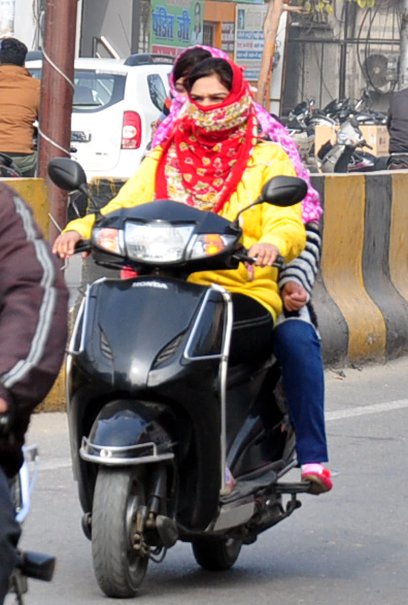 सहारनपुर में ठिठरती ठंड में निकली धूप में अपने कार्य को जाती युवतियां सहारनपुर में ठिठरती ठंड में निकली धूप में अपने कार्य को जाती युवतियां