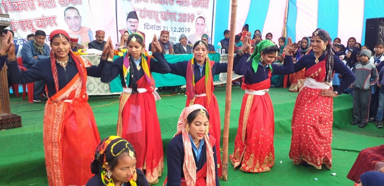 रुद्रप्रयाग के जखोली ब्लॉक स्थित घंघासू में तीन दिवसीय किसान मेला के शुभारंभ पर लोक नृत्य करती छ?