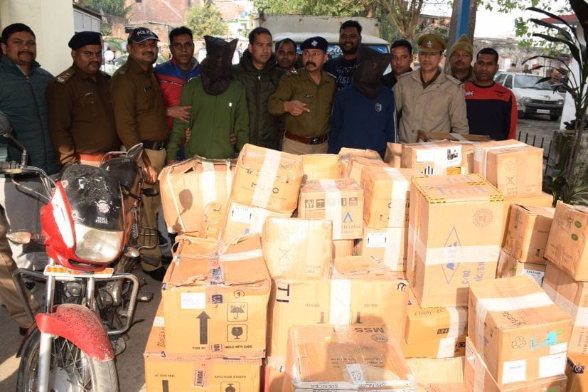 रुद्रपुर कोतवाली में पुलिस की गिरफ्त में आरोपी व बरामद माल। रुद्रपुर कोतवाली में पुलिस की गिरफ्त में आरोपी व बरामद माल।