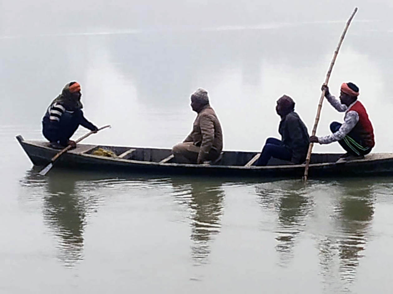 गोर्रा नदी में छात्र की तलाश करते पुलिस और गोताखोर। गोर्रा नदी में छात्र की तलाश करते पुलिस और गोताखोर।