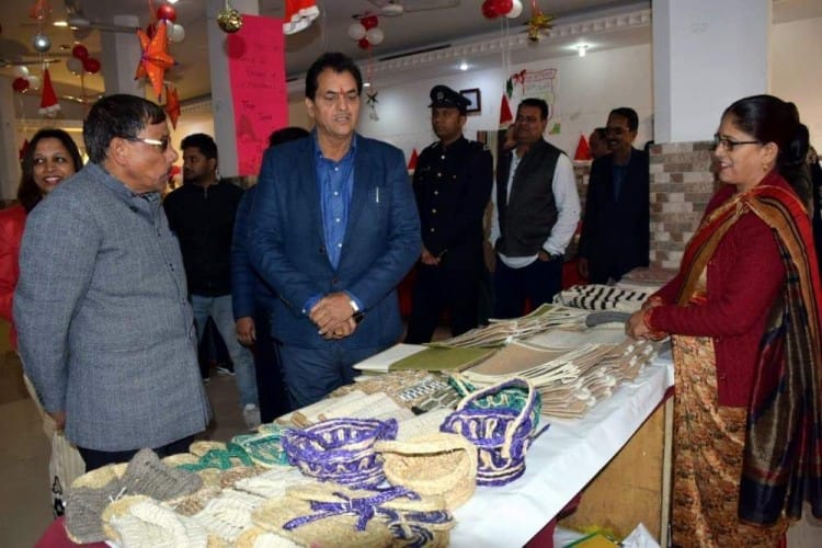 पॉप अप मार्केट में लगे स्टॉल देखते विस अध्यक्ष प्रेमचंद अग्रवाल।