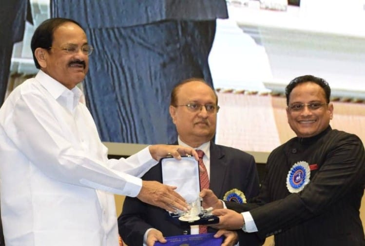 उपराष्ट्रपति ने दिया पुरस्कार