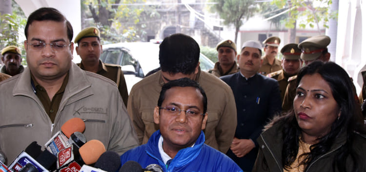 कलेक्ट्रेट में वार्ता करते कमिशनर, डीएम।