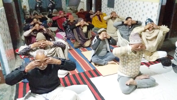 शहर के ग्रीन लैंड जूनियर हाईस्कूल में लगे शिविर में योग करते साधक।