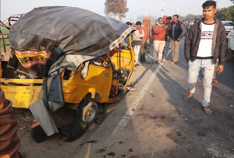मथुरा: टैंकर से टकराया सवारियों से भरा टेंपो-छह मौत 1 क्षतिग्रस्त टेंपो
