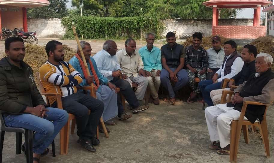 खास गांव- ससना बहादुरपूर गांव में आपस में चर्चा करते लोग। खास गांव- ससना बहादुरपूर गांव में आपस में चर्चा करते लोग।
