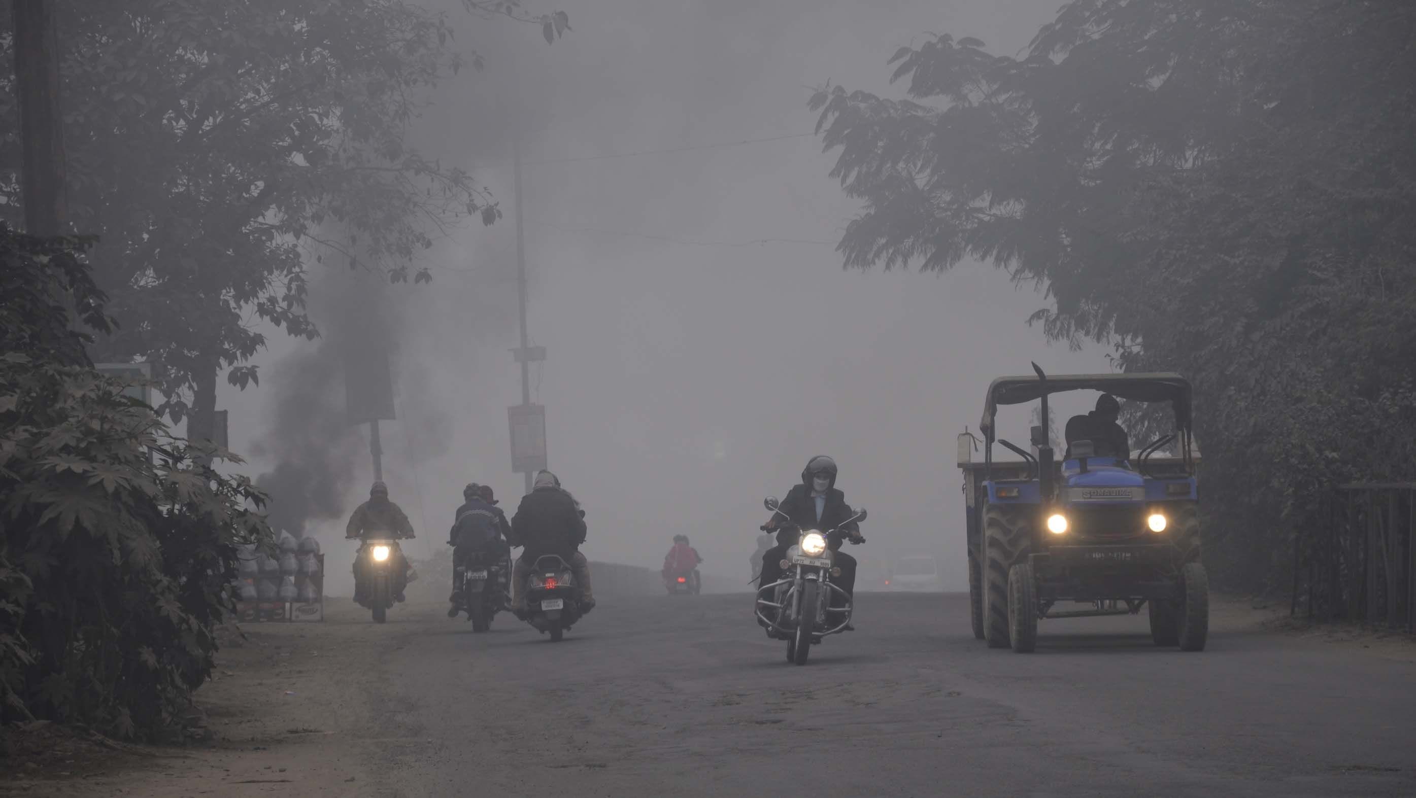 रविवार को सुबह पड़े घने कोहरे के कारण लाइट जलाकर गुजरे वाहन। रविवार को सुबह पड़े घने कोहरे के कारण लाइट जलाकर गुजरे वाहन।