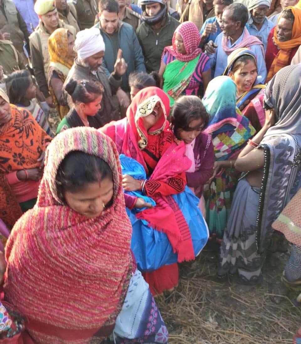 महेशगंज थाना क्षेत्र के पुरमई सुल्तानपुर में शव लेकर बिलखते परिजन।