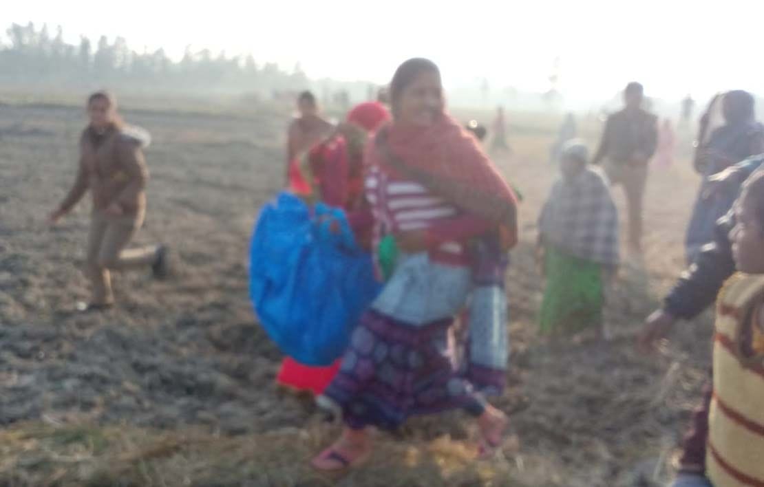 महेशगंज थाना क्षेत्र के पुरमई सुल्तानपुर में पुलिस से शव लेकर भागतीं महिलाएं।