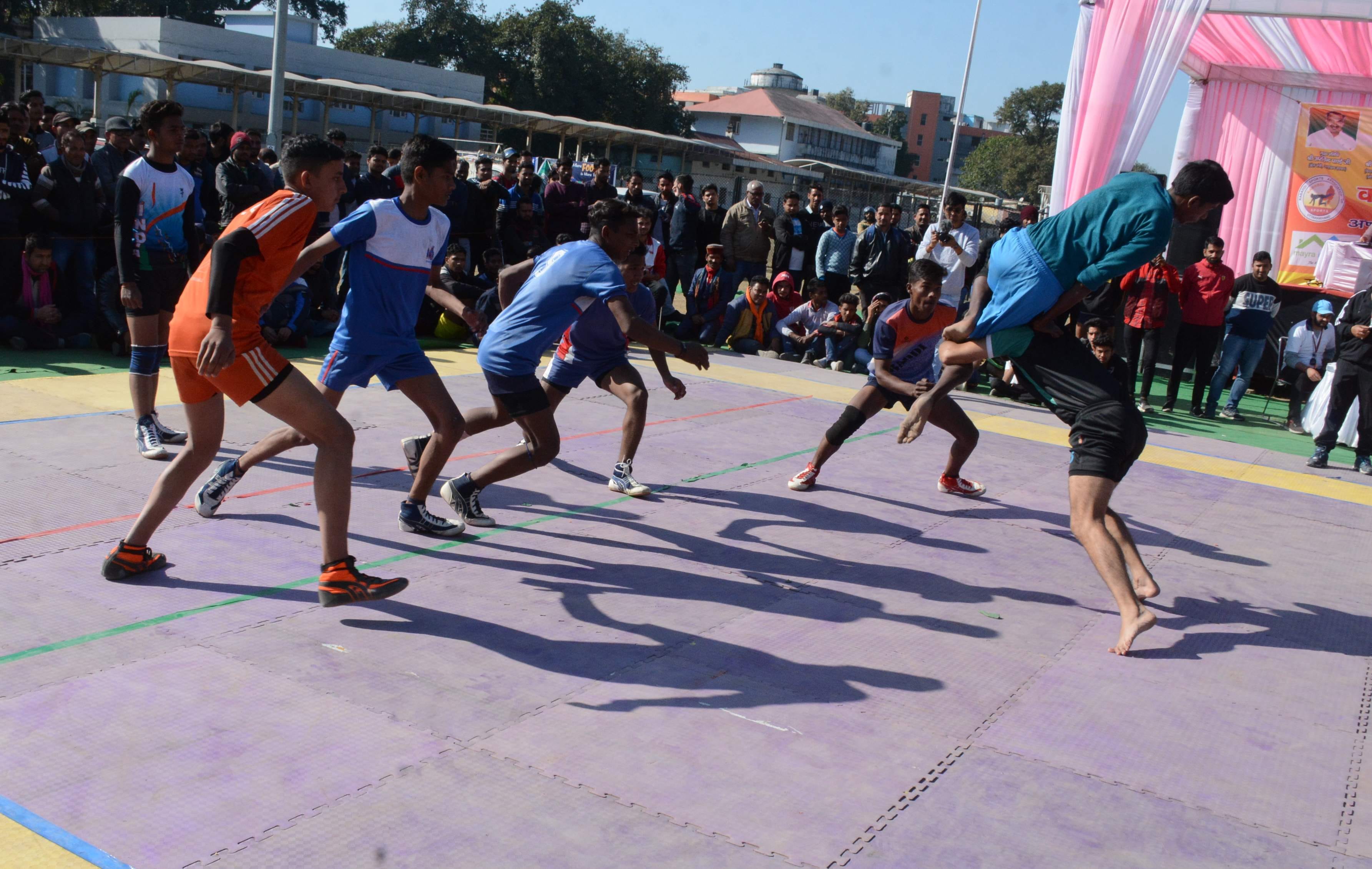 पवेलियन मैदान आयोजित कबड्डी प्रतियोगिता में आपस में प्रतिभाग करती हरिद्धार और चंपावत की टीम । पवेलियन मैदान आयोजित कबड्डी प्रतियोगिता में आपस में प्रतिभाग करती हरिद्धार और चंपावत की टीम ।