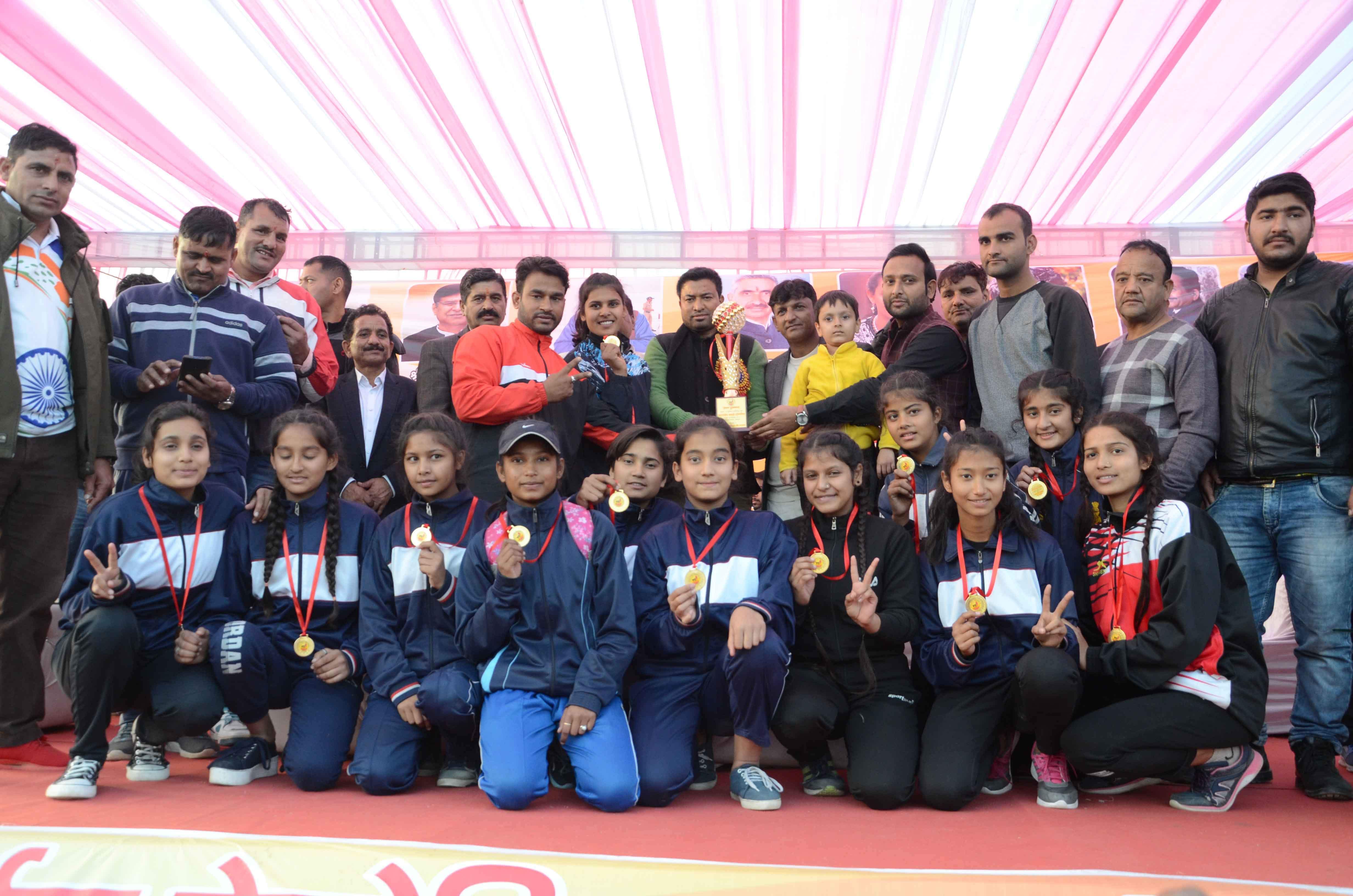 पवेलियन मैदान में आयोजित कबड्डी प्रतियोगिता में विजेता हुई पौढ़ी की बालिकाओं की टीम । पवेलियन मैदान में आयोजित कबड्डी प्रतियोगिता में विजेता हुई पौढ़ी की बालिकाओं की टीम ।