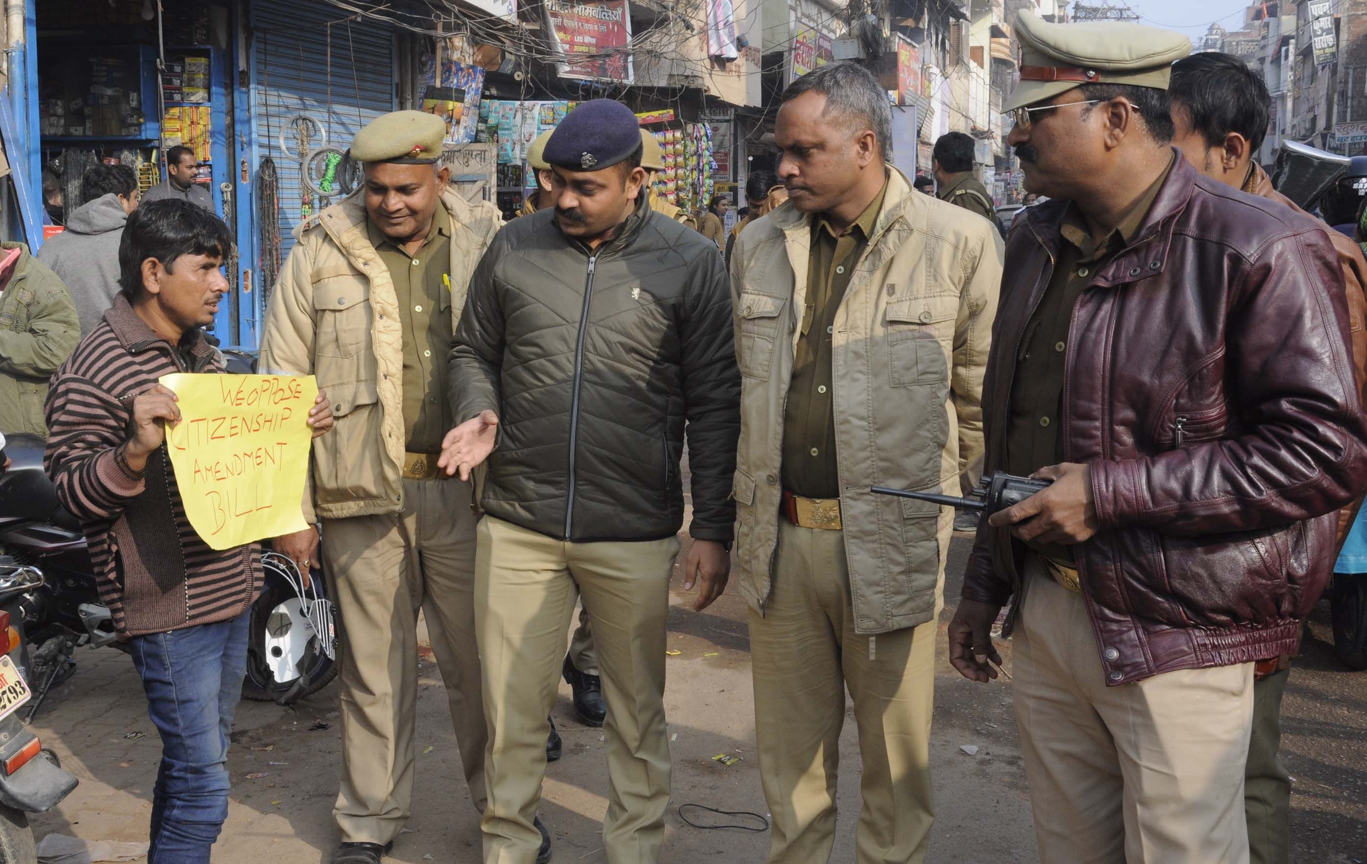 चौक कचहरी रोड फलमंडी के सामने नागरिकता संशोधन कानून के विरोध में पोस्टर लेकर खड़े प्रदर्शनकारी ? चौक कचहरी रोड फलमंडी के सामने नागरिकता संशोधन कानून के विरोध में पोस्टर लेकर खड़े प्रदर्शनकारी ?