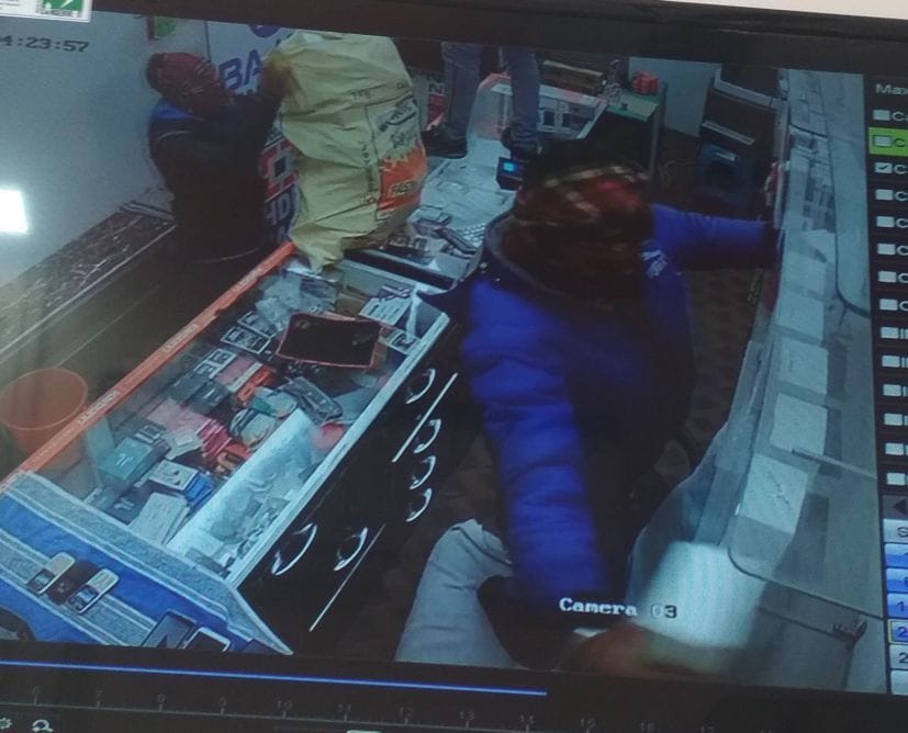 लालपुर में मोबाइल की दुकान में लगे सीसीटीवी की फुटेज में कैद चोर। लालपुर में मोबाइल की दुकान में लगे सीसीटीवी की फुटेज में कैद चोर।